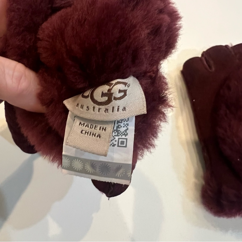 Ugg  Mini Bailey Shorty Shearling Fingerless Gloves - Picture 4 of 6
